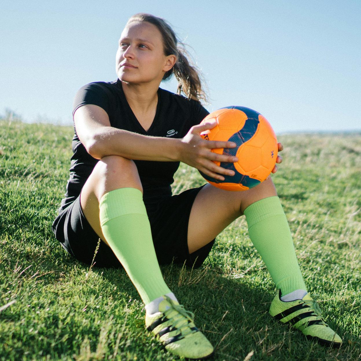 Mujer con un balón de fútbol./PEXELS