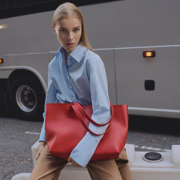 El bolso shopper que lleves al trabajo en 2025 será de color rojo