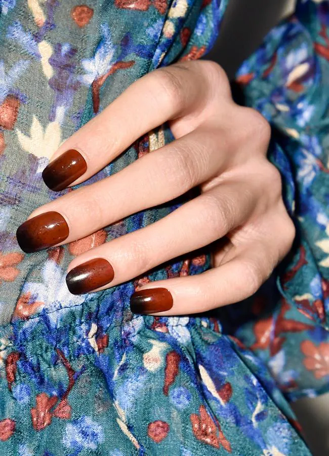 Manicura en tonos marrones y negros. Foto: Launchmetrics spotlight.