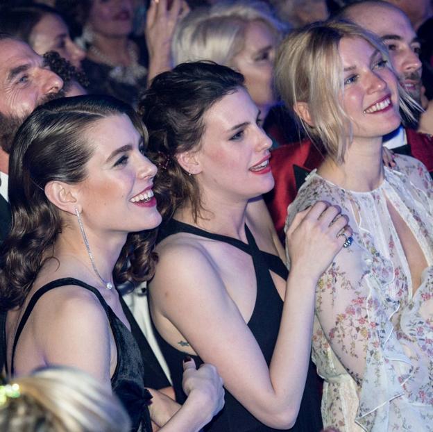 Carlota Casiraghi, Juliette Maillot y Mona Walravens en el Baile de la Rosa de 2017. a