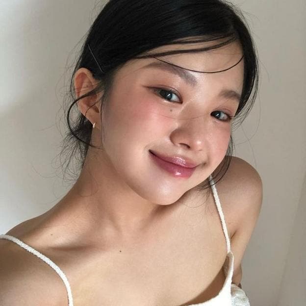 Influencer japonesa con la tendencia viral del maquillaje japonés