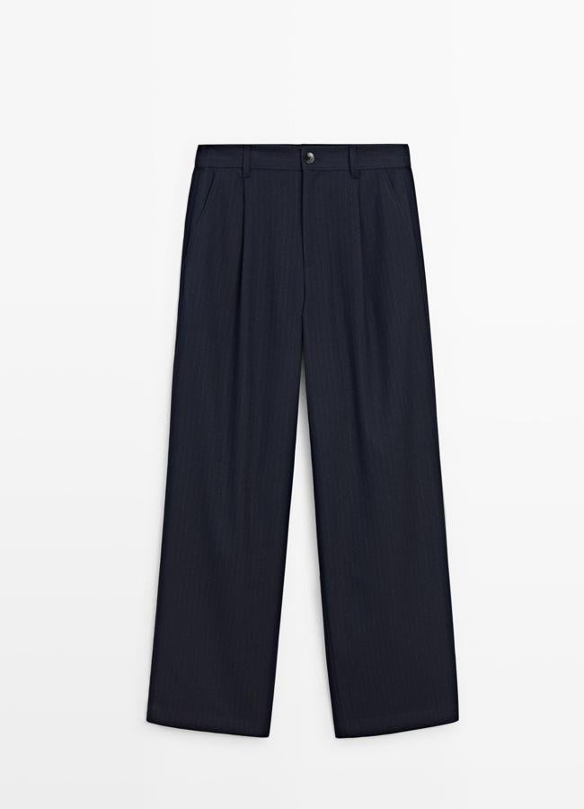 Pantalón strait fit raya diplomática azul marino de Massimo Dutti (59,95€)