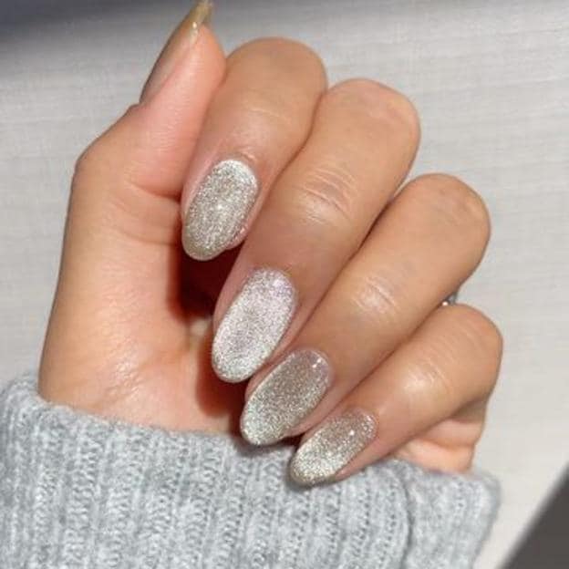 Uñas terciopelo color blanco tendencia para invierno