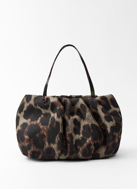 Bolso con estampado de leopardo de Zara (25,99 euros)