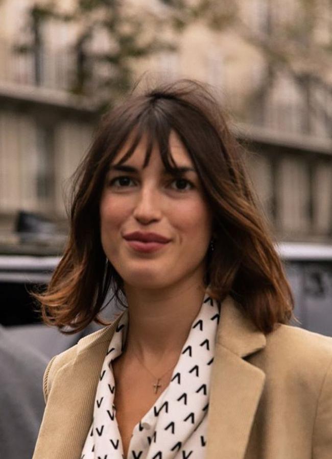 Jeanne Damas con corte de pelo midi con flequillo ligero tendencia para 2025/@jeannedamas