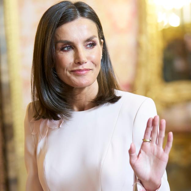 El vestido de Massimo Dutti que nos gustaría ver a la reina Letizia en 2025 (y el que va a llevar)