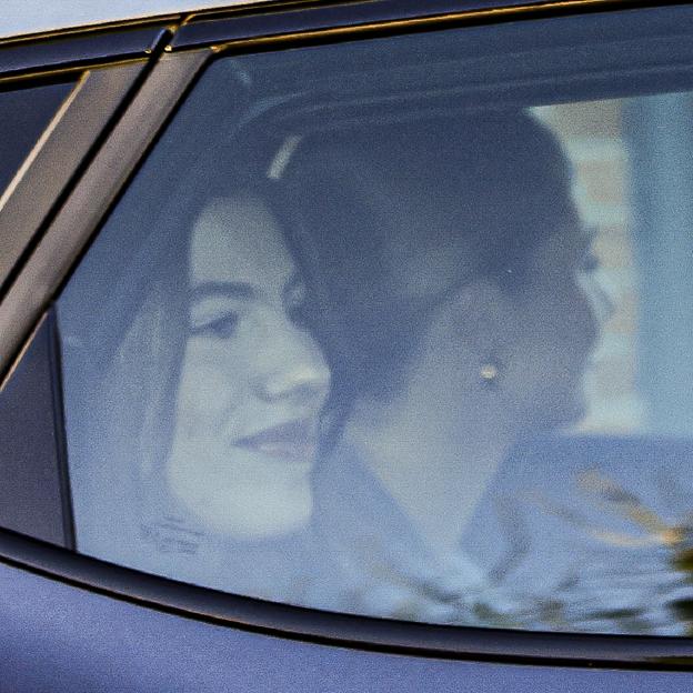 La infanta Sofía y la princesa Leonor de camino a celebrar la tarde de reyes con su abuelo, Jesús Ortiz.