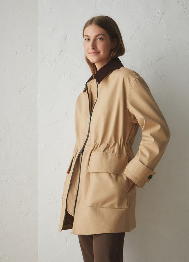 Parka corta en beige con cuello pana de Lloyd's.