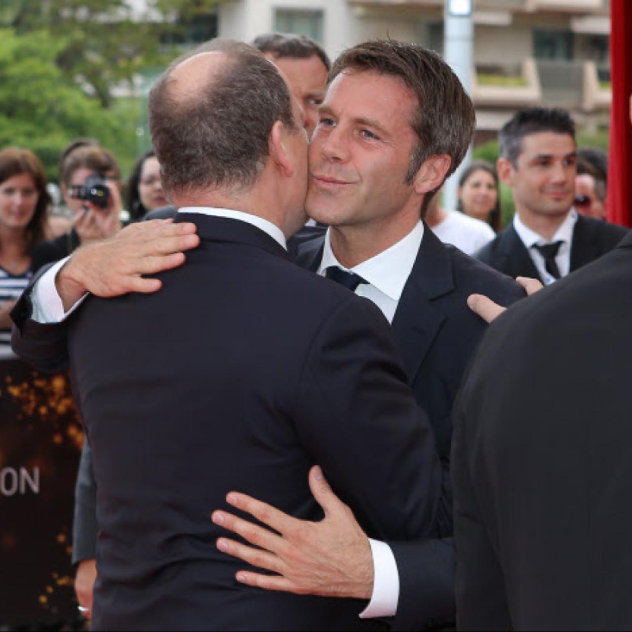 Manuel Filiberto de Saboya abraza al príncipe Alberto de Mónaco. /GTRES