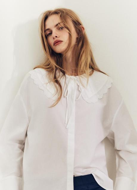 Camisa blanca con bordados de Zara (25,99 euros)
