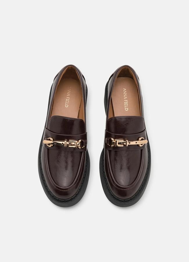 Mocasines marrón chocolate con hebilla dorada de Anna Field, a la venta en Zalando, 39,99 euros.