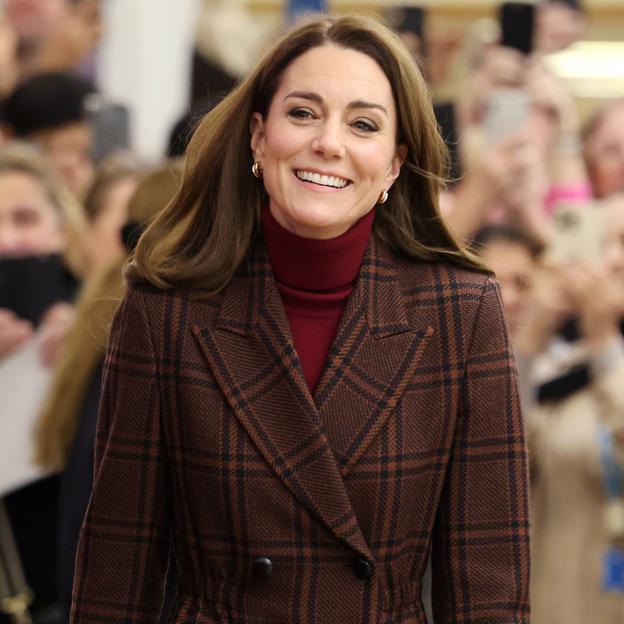 Kate Middleton estrena el conjunto de punto burdeos más elegante del invierno en su visita al hospital donde se trató de cáncer