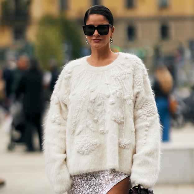 Mujer con jersey blanco