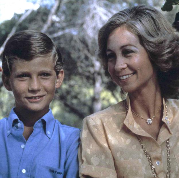 La reina Sofía junto a su hijo, Felipe VI, en la década de los setenta. 