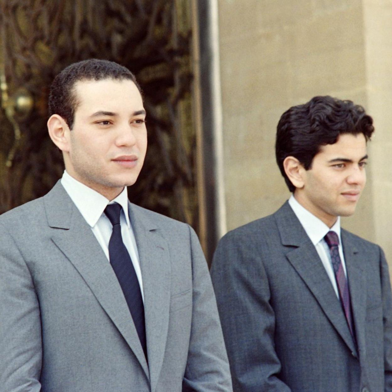 El rey Mohamed VI junto al príncipe Moulay Rachid, en una imagen de su juventud. /getty