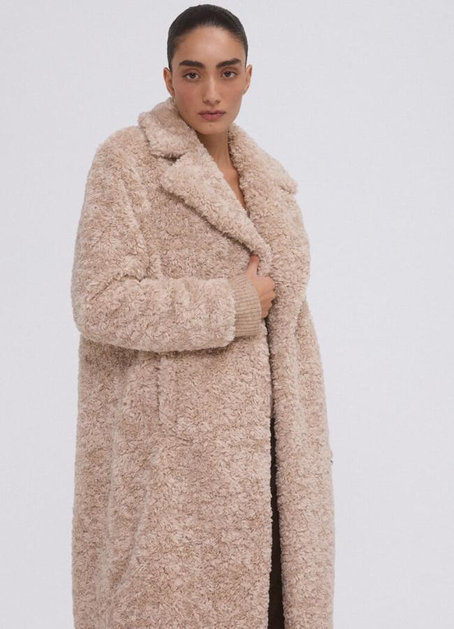 Abrigo largo fake fur de Pedro del Hierro (110€)