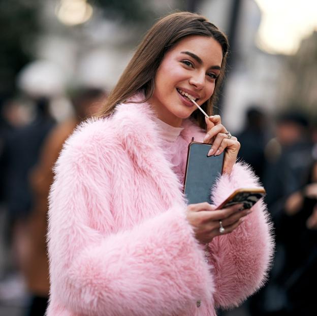 Influencer con maquillaje natural efecto buena cara