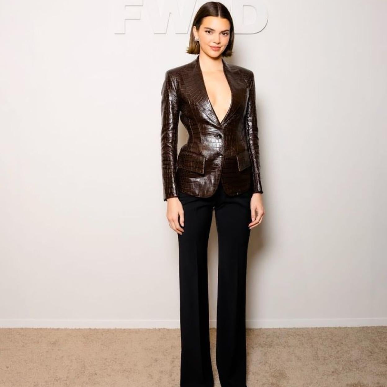 Kendall jenner con pantalones elegantes que hacen tipazo/@KENDALLJENNERUPDATES__