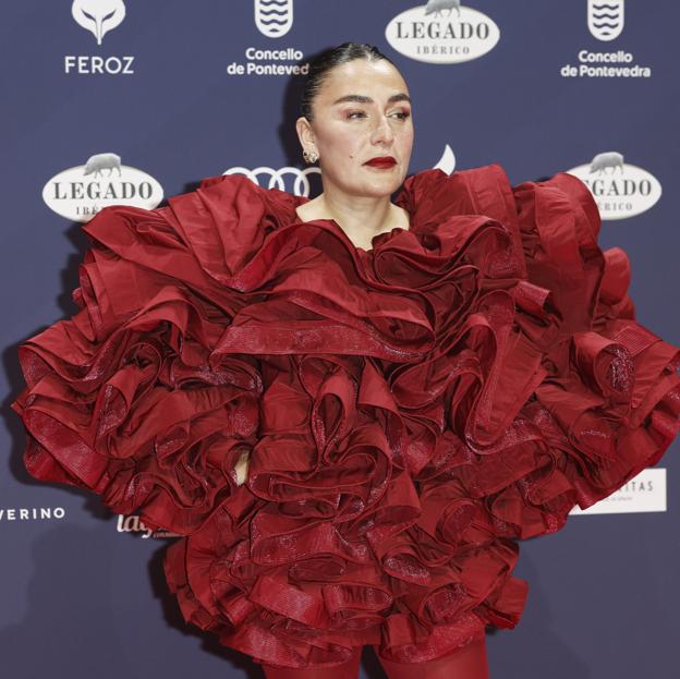 El dramático look de Candela Peña en los Premios Feroz 2025: un mini vestido con volumen XL y las medias más originales