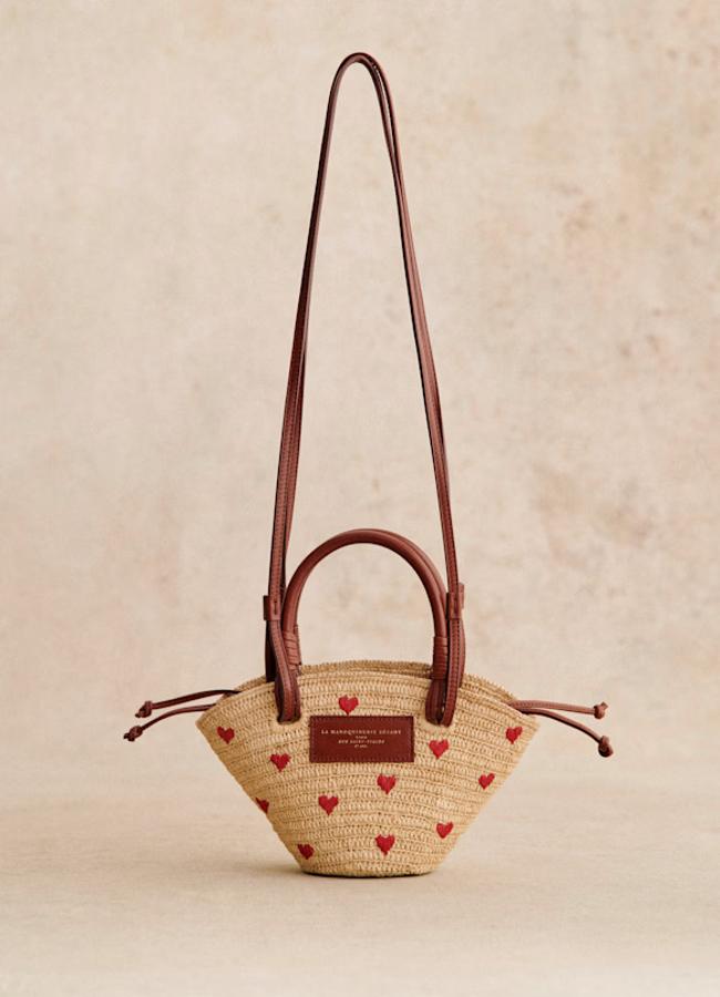 Bolso en rafia con bordados de corazón de Sézane.