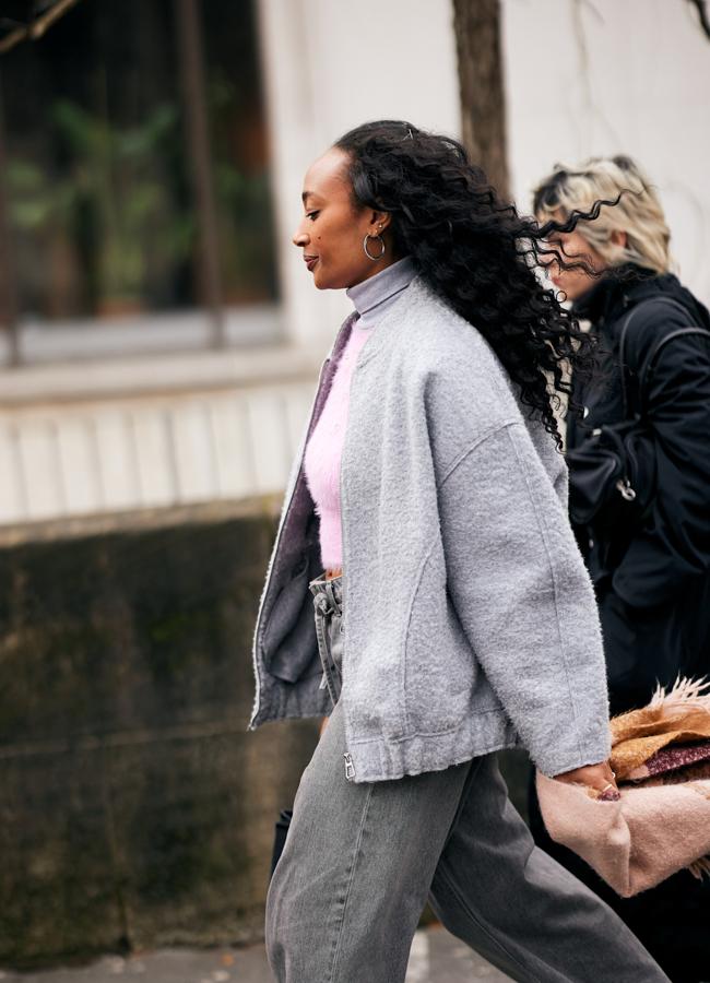 Una mujer con chaqueta en color gris en las calles de París. Foto: Launchmetrics spotlight