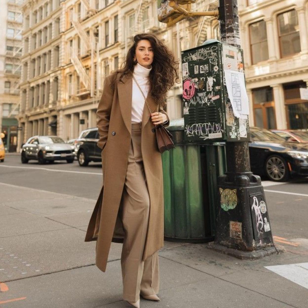 Influencer con pantalones camel elegantes/@LEANNEANSAR