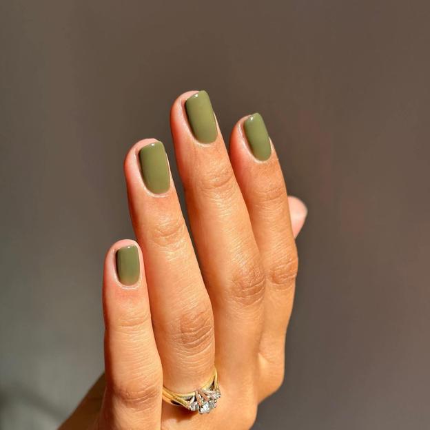 Manicura clásica en color verde oliva tendencia para 2025