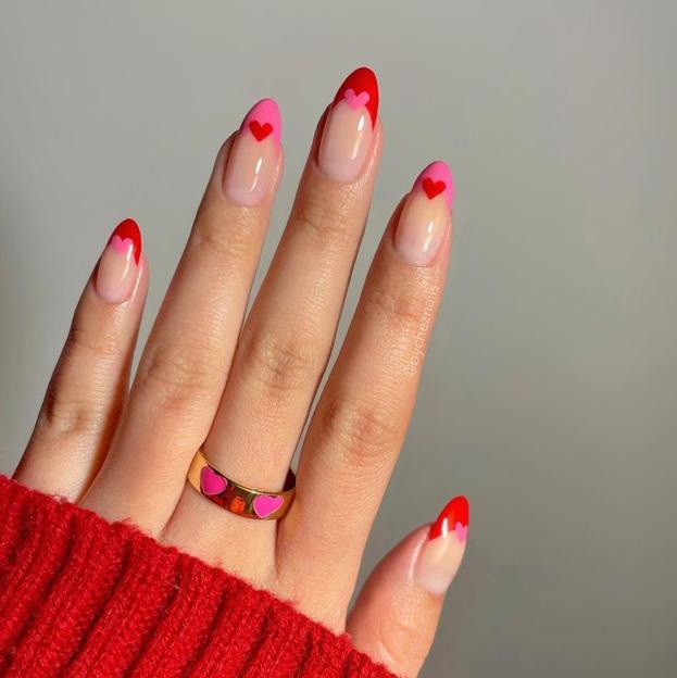 Manicura francesa romántica en rosa y rojo