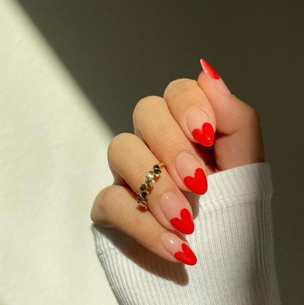 Manicura con corazones rojos