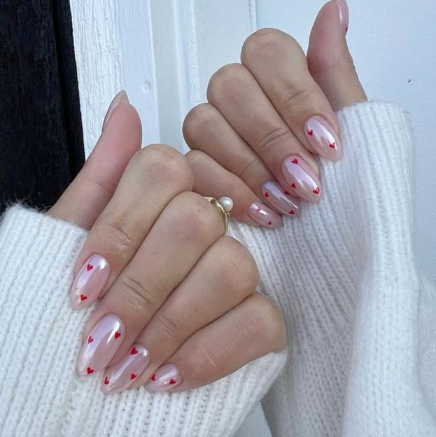 Uñas perladas con corazones