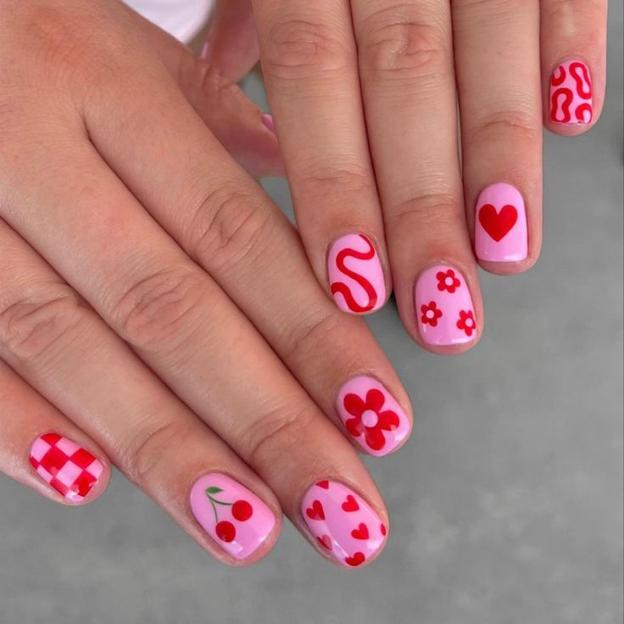 Manicura mismatch en rosa y rojo con dibujos