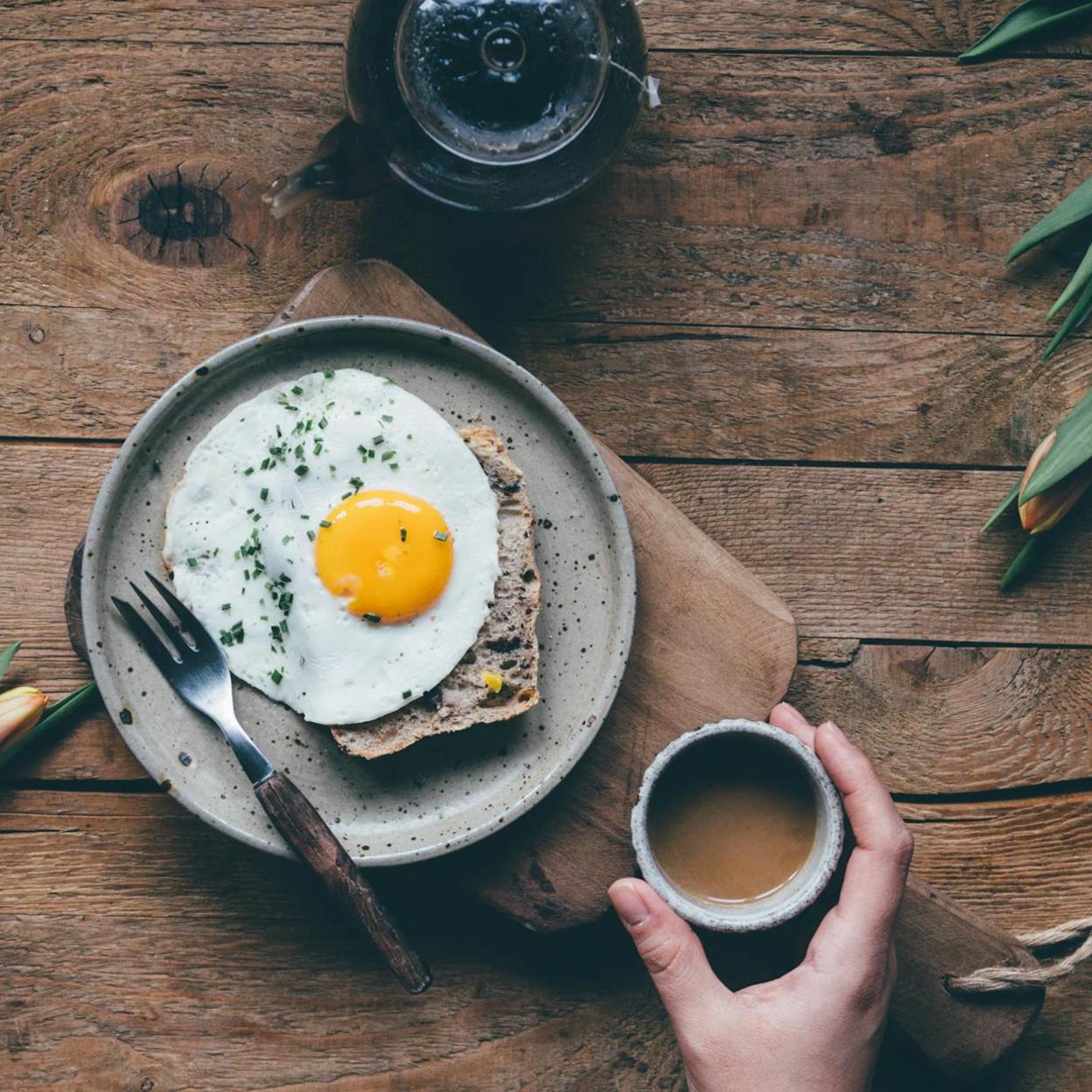 El huevo es un alimento muy nutritivo repleto de proteínas. /Foto de Daniela Constantini en Pexels.