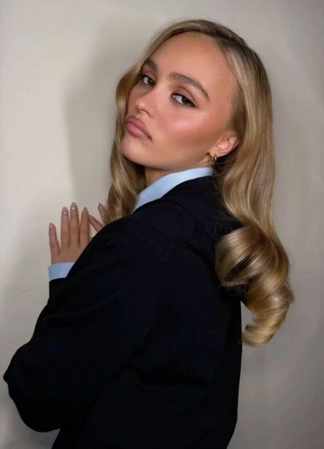 Lily Rose Depp con mechas glossy/@brycescarlett