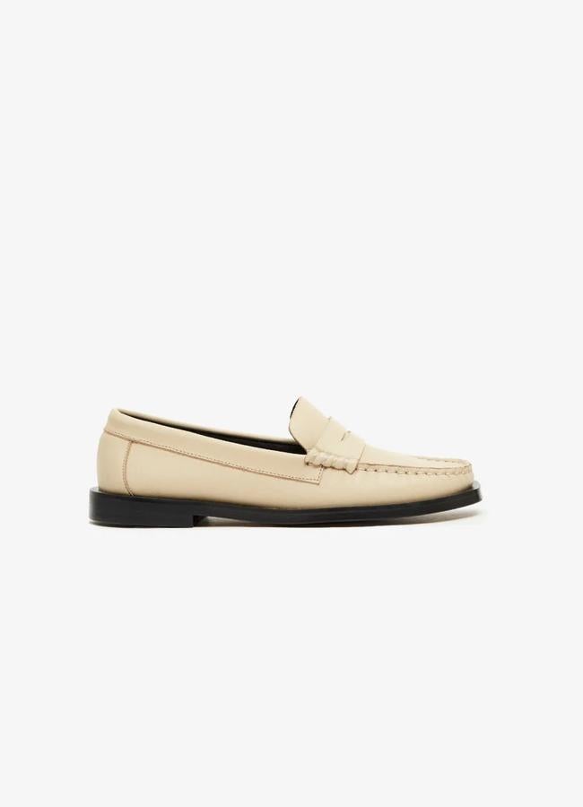 Mocasines en color beige de Pompeii (83 euros).