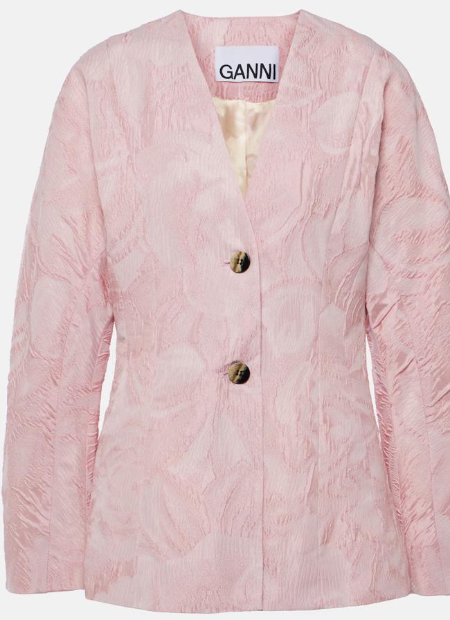 Chaqueta en color rosado de Ganni (195 euros).