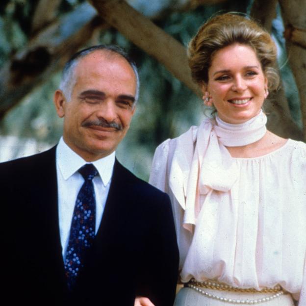 El rey Hussein de Jordania, junto a su esposa Noor. 