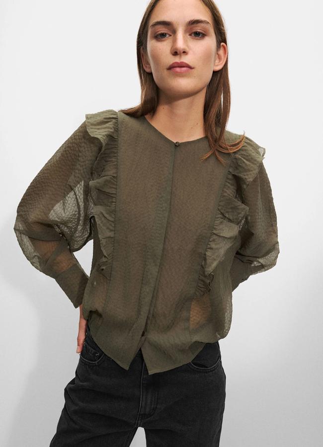 Blusa con volantes en color verde de Parfois (15,99 euros).