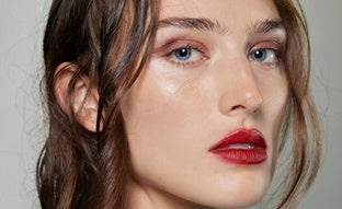 Este es mi labial rojo favorito porque da volumen a los labios, dura todo el día y no reseca