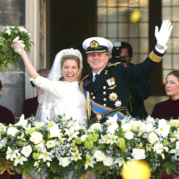 Los reyes Máxima y Guillermo de Holanda saludan desde el balcón real tras casarse el 2 de febrero de 2002. 