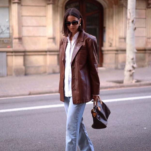 Influencer con blazer de piel marrón