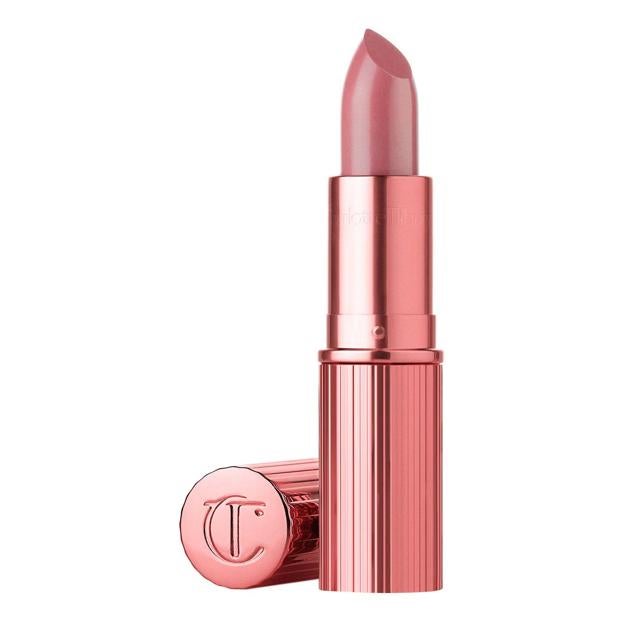 Barra de labios en color Red Carpet Pink de Charlotte Tilbury.