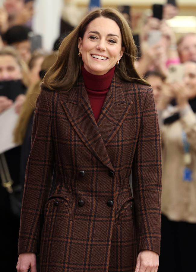 Kate Middleton con chaqueta con estampado de cuadros en marrón. Foto: Gtres.