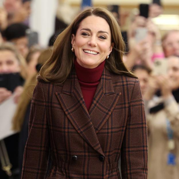 Kate Middleton con blazer con estampado de cuadros.