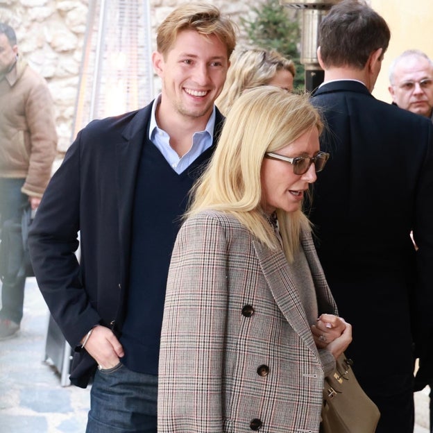 Constantino Alexios junto a su madre en la preboda de Nicolás de Grecia. 