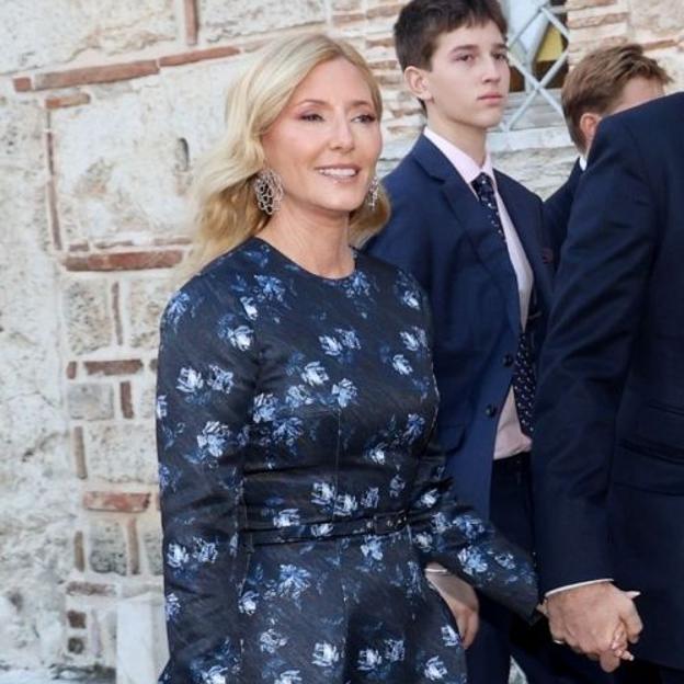 Marie-Chantal Miller arrasa en el enlace de Nicolás de Grecia y Chrysi Vardinogianni con un vestido de flores elegante perfecto para bodas de invierno