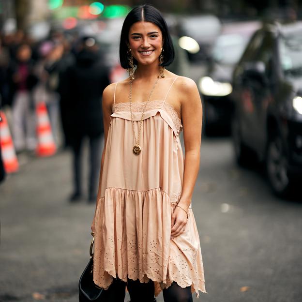 Mujer con vestido para primavera