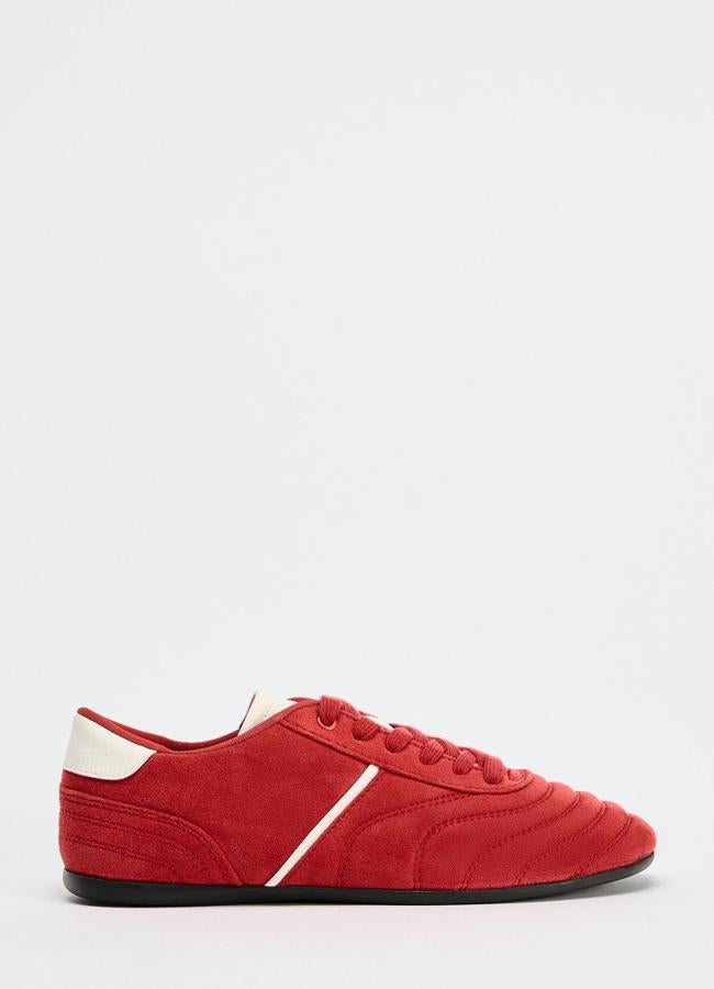 Zapatillas deportivas en rojo de Zara.