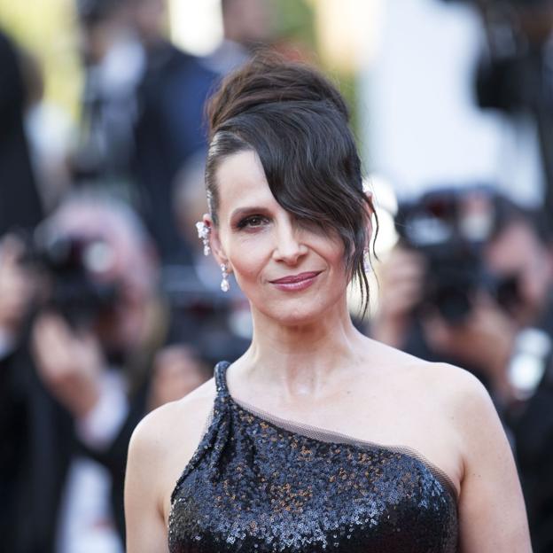 Juliette Binoche con flequillo de lado.