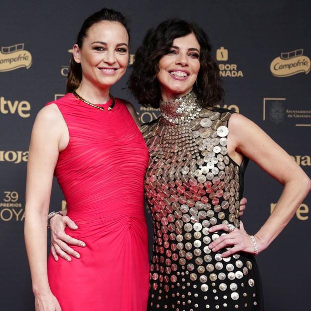 Leonor Watling y Maribel Verdú posan juntas en los Premios Goya.