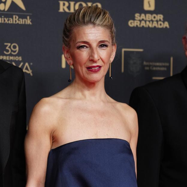 El look made in Spain de Yolanda Díaz en los Premios Goya 2025: vestido de Adolfo Domínguez y peinado Old Hollywood